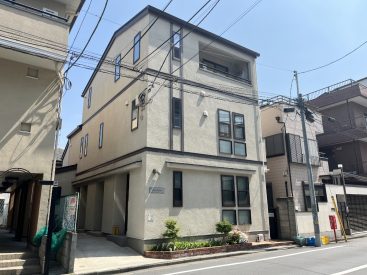 戸建のような雰囲気のアパート。2021年築のきれいな物件です。