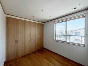 西側の部屋。約4.5帖とほどよいサイズ感。