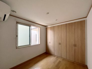 東側の部屋。同じく約4.5帖の広さです。