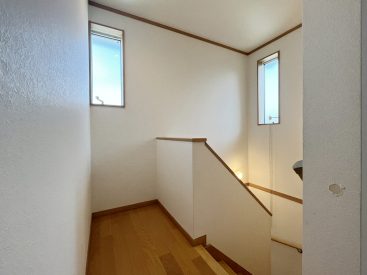 階段には明るさをくれる窓がたくさん。