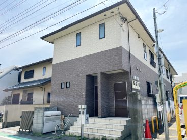 おだやかな街に建つ木造アパート。戸建のように玄関が出迎えます。