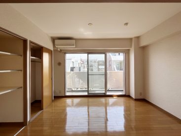 窓一面、暖かな日差しを取り込みます。