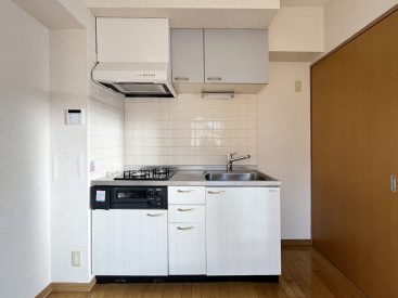 冷蔵庫がすっぽり置ける仕様のキッチン。