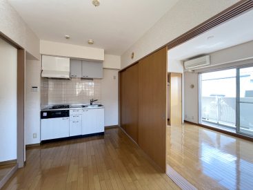 DKと洋室はスライドドアで締め切ることも。