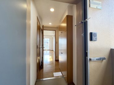 視線の先、部屋の窓が出迎える玄関。