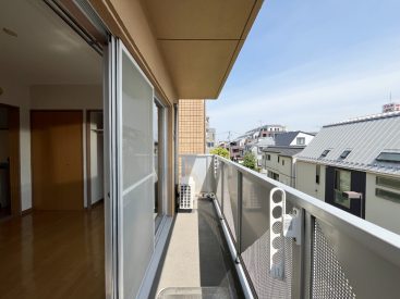 日差しと風当たりが気持ちいいバルコニー。