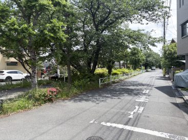 建物の近くには遊歩道もあります。