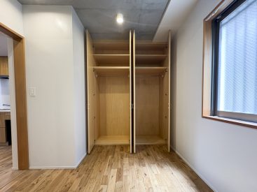 大きめの収納、木目のいい感じ。