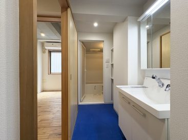 水回りの導線、床の青が印象的。
