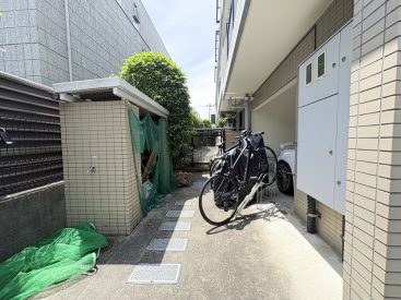 駐輪場とゴミ置き場。