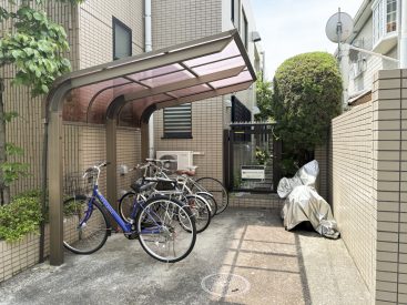反対側に屋根付きの駐輪場。