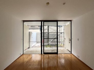 視線真っ先、一面ガラス窓。良い景色。
