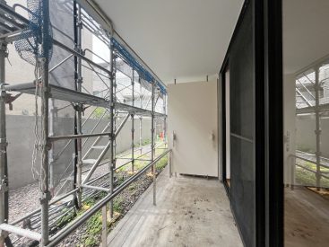 窓の先は開放的でプライベート感のあるテラス。