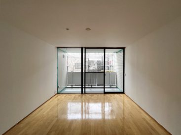視線の真っ先、一面ガラス窓が印象的な一部屋。
