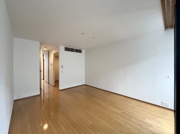 内装にはさっぱりとした白の壁・天井、濃い色の木の存在。