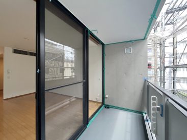 窓の先は大きなバルコニー。日差しと風を取り込み部屋まで運びます。
