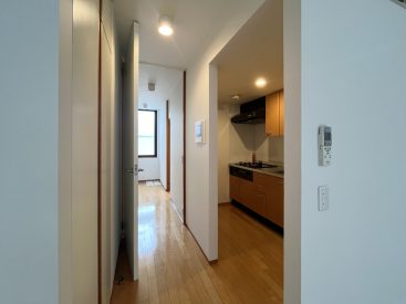 キッチンは半個室のようなつくりで部屋と繋がっています。