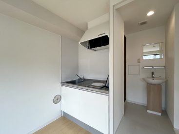 部屋の一角に小さなキッチン。