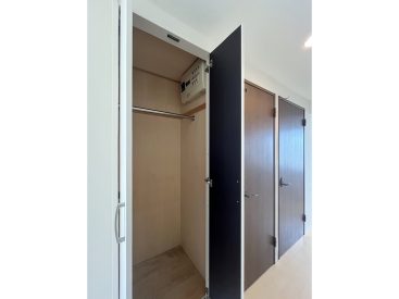 廊下には高さのある収納が。