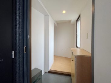 日差しが出迎える玄関。