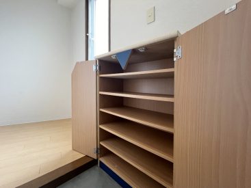 棚にもなるシューズボックス。