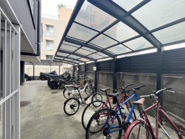 駐輪場はオートロックの先に。