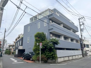 空にも負けないブルーのマンション。角地で風当たりも良い物件です。