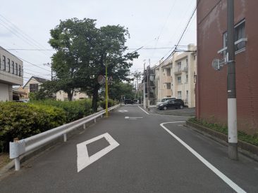 建物の前は緑道。散歩やランニングにすぐ繰り出せます。