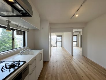 部屋の床全体に無垢材が広がる温かな室内です。