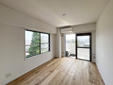 東と北方向の窓がある部屋。