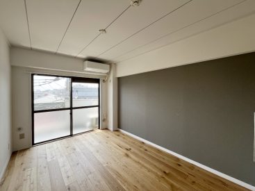 収納のある部屋。壁の一部はダークカラーのクロスが良い締め色に。