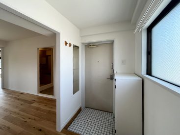 明るい玄関。シューズボックスと全身が見える鏡も。