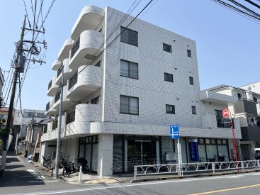 緑道と並走した城山通り沿いに立つマンション。