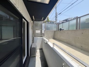 日差しの当たるバルコニー。