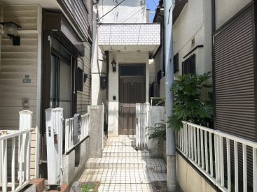 住宅を抜けた奥に物件の玄関が見えます。