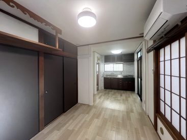 住宅に囲まれた、2LDKの戸建て賃貸。