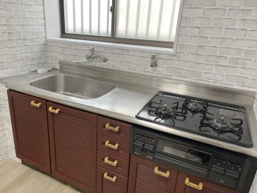 3口ガスコンロに使いやすいシンクのキッチン。