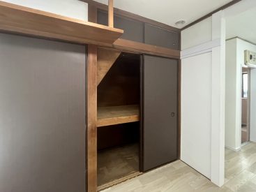 DKの収納。階段下につくられています。