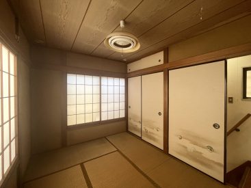 障子・畳・土壁のまさに和室な6帖。