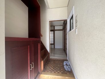 玄関には、鍵やインテリアを飾る棚にもなる靴箱があります。