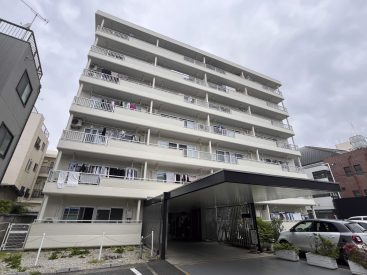 建物外観。世田谷線上町駅からすぐそばの人気の分譲マンションの一室です。
