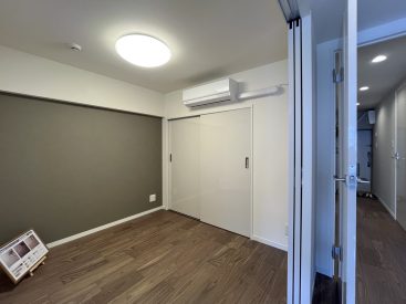 キッチン横の3.6帖の洋室。エアコン設置済み。