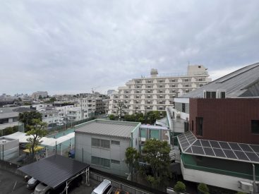 眺望がすばらしいです。眼下には幼稚園があるので賑やかな声がきこえてきます。