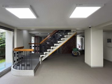 レトロな共用部も魅力。