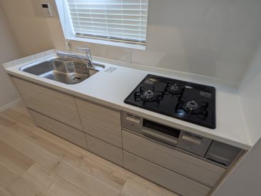 3口ガスのシステムキッチン。窓が付いているのもポイント高め。