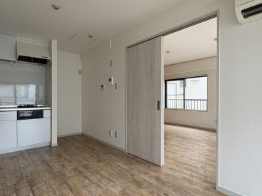 キッチンの横に冷蔵庫置き場。仕切られているの良いですね。