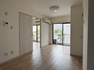 どちらの部屋からもバルコニーにアクセス可能。