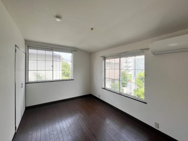 2階約6帖の部屋。緑の見える二面彩光の窓です。