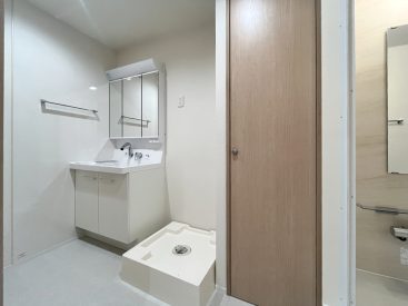 新品の綺麗さが好印象な洗面脱衣所。