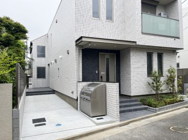 周辺は住宅が並ぶのどかな場所に新築。